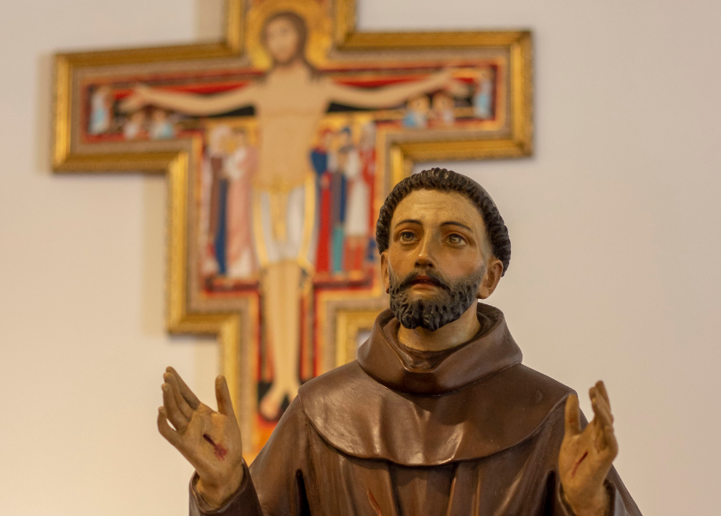 Rezando na festa das Chagas de São Francisco Conexão Fraterna